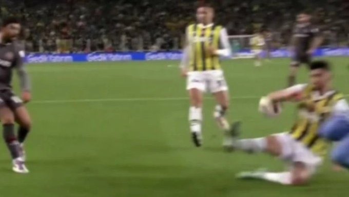🗣️Erman Toroğlu: “Kazımcan’ın pozisyonunda el doğal pozisyonda, zamanında ne pozisyonlara doğal konum dediler..”