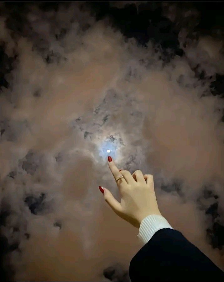 ͏

͏ 

                 نُـور القمـر مهما السحايـب تغطيــہ
               واضـح مثـل وجـهٍ عـن البـال مـاغـاب 

͏
                                                  ♥️
͏