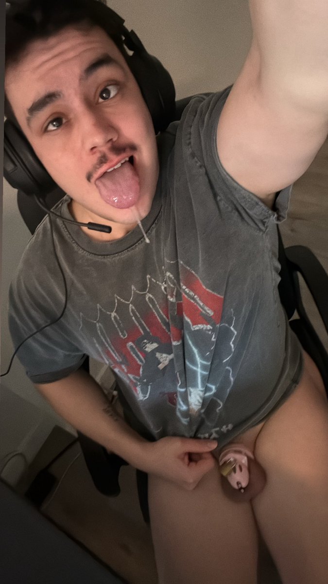 Pup_LeviXXX's tweet photo. Gooning lil gamer all pretty in pink 👉🏼👈🏼

#teamlocked #teambottom #cagedjocklegion #gooner #twunk #subslave #gayslave #subpuppy #rubberpup #bdsm #pupplay #pissplay #watersports #chastity #pisspup #piercedpenis #PApiercing https://t.co/Jy9zgeTn6e