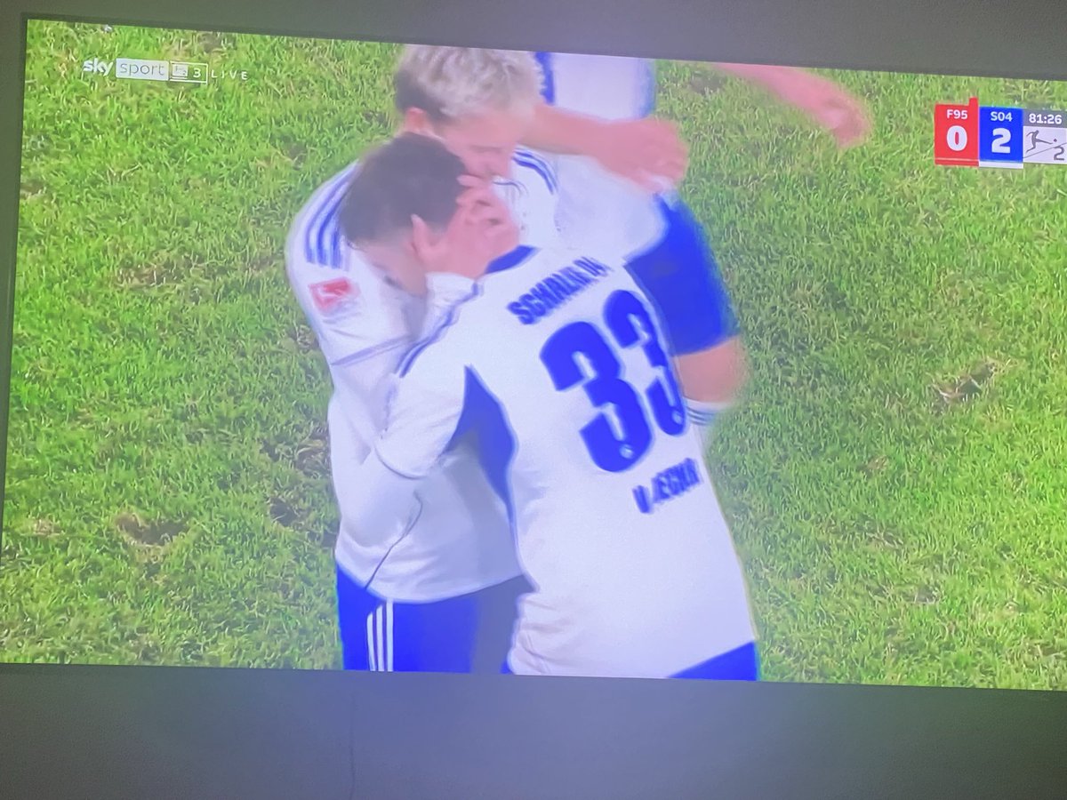 Вторая Бундеслига огонь! Не хуже РПЛ) полные стадионы! А вот за Шальке забил Виталий первый гол в карьере. Скорее всего его родители из России)