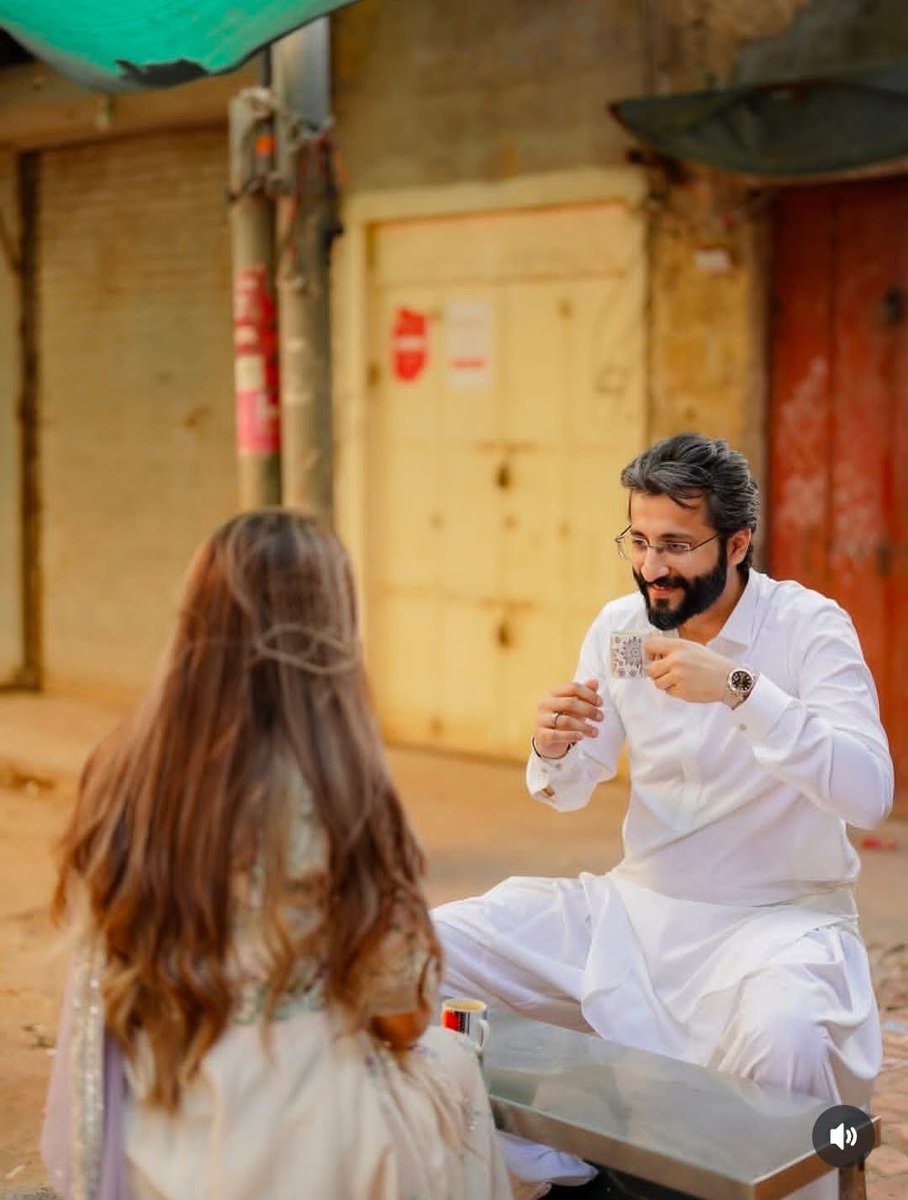 ہنسنا تیرا پاس میرے، دل کا اِک سُرور ہے
یہ گرم چائے کی پیالی، اور تیرا یہ حضور ہے

نگاہوں سے ہو رہی جو بات، اِسی میں اِک فطور ہے
اب یہ سفر تمام ہو، یہی آخری دستور ہے

#انتخاب_محسن #اردو_زبان