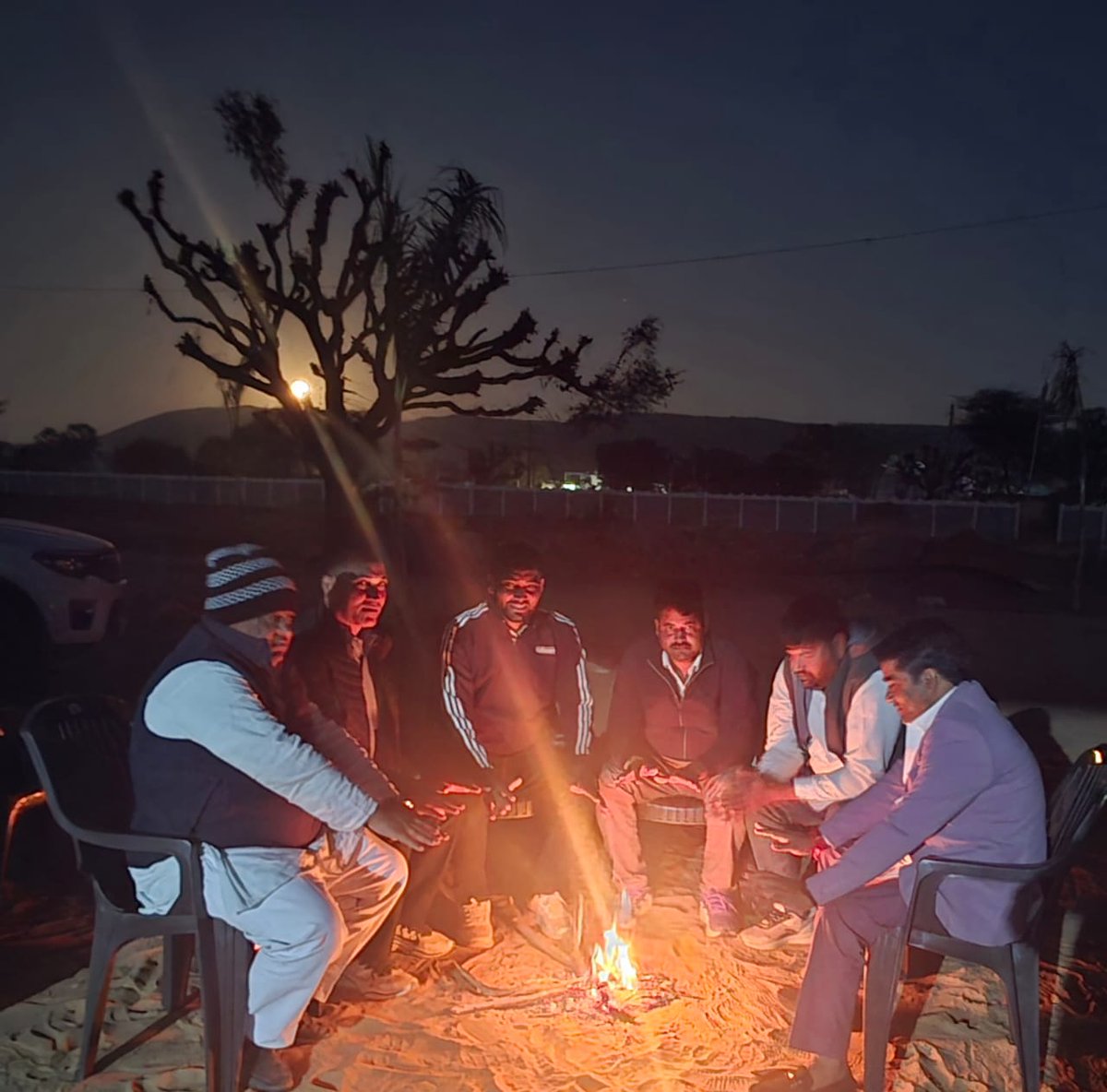 राजस्थान के सीकर जिले में पारा लगातार लुढ़कता हुआ 1 डिग्री पर पहुंच गया है, जिससे कड़ाके की ठण्ड का असर और बढ़ गया है.

ग्रामीण क्षेत्रों में शीतलहर चल रही है, लोग सर्दी से बचने के लिए शाम ढलते ही अलाव जलाकर रात गुजार रहे है...