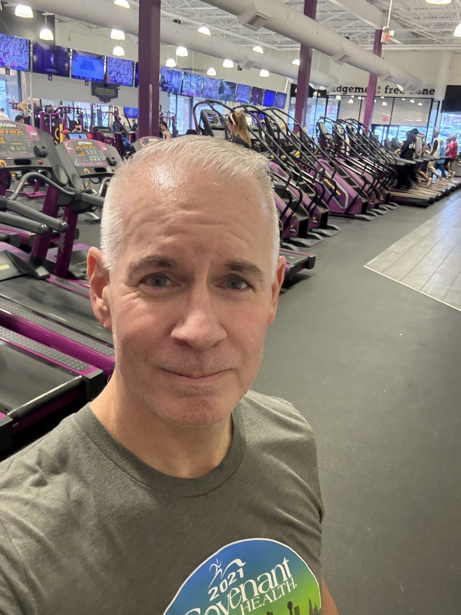 Delta06Running's tweet image. Snow day for me, but the gym was open so I hit that scheduled leg day. This was a good one. Those Bulgarian Squats had me shaking today 😂

#delta06running #myrunningpartnerisbetterthanyours #fallrunning