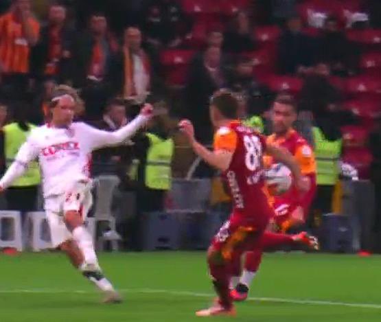 FUTBOLUN YÜZ KARASI TÜRK HAKEMLERİ!

Galatasaray–Samsunspor maçının son dakikalarında Samsunspor lehine çalınmayan penaltı, VAR hakemlerinin Mehmet Türkmen’i incelemeye çağırmaması; ülke futbolunun çığırından çıktığının, haramzadelerin başarısı uğruna herkesin şerefini ve