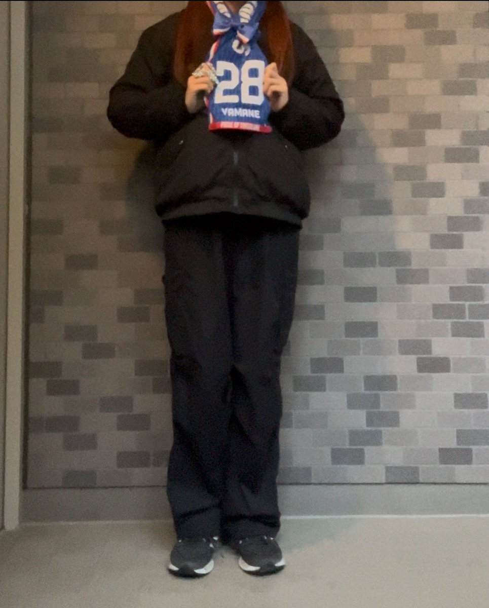 寒いのでタオマフ中心のオールブラックコーデ。熱い試合頼みます。#fmarinos