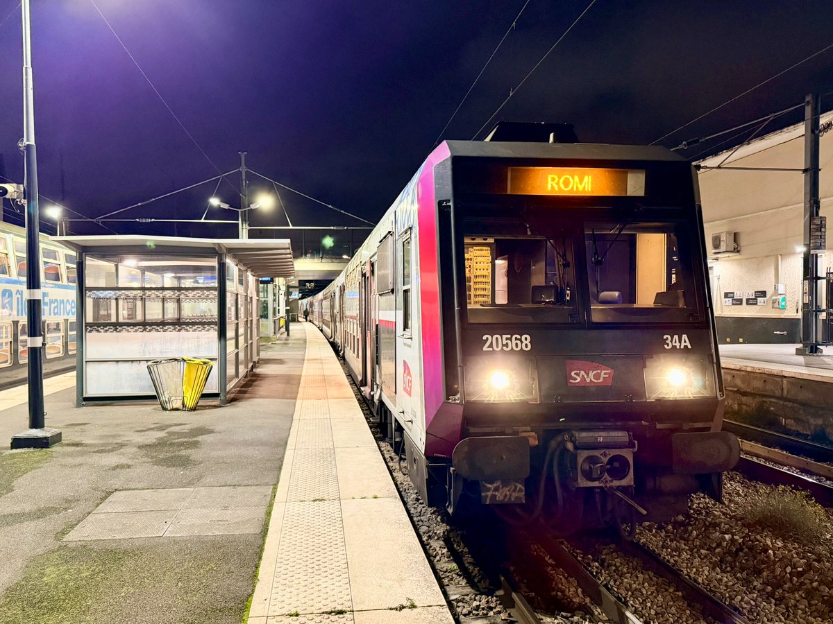 RailsEnVue's tweet photo. Hello tout le monde 🌧️ 

Nouvelle décade et on commence par une soirée, qui a pas très bien commencé, avec des individus dans les voies à Musée d’Orsay et une adhérence bien pourrie sur le dernier train… ⛸️ 

Place au dodo, demain réserve d’après midi aux Ardoines ☺️ https://t.co/4uUWtRmKPF