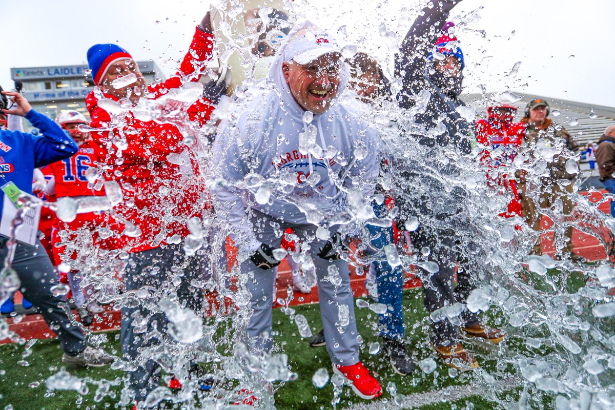 MetroNewsSports's tweet image. Morgantown takes the bite out of Bulldogs, hangs on for 28-21 victory in Class AAAA title game:

wvmetronews.com/2025/12/05/mor…

#wvprepfb