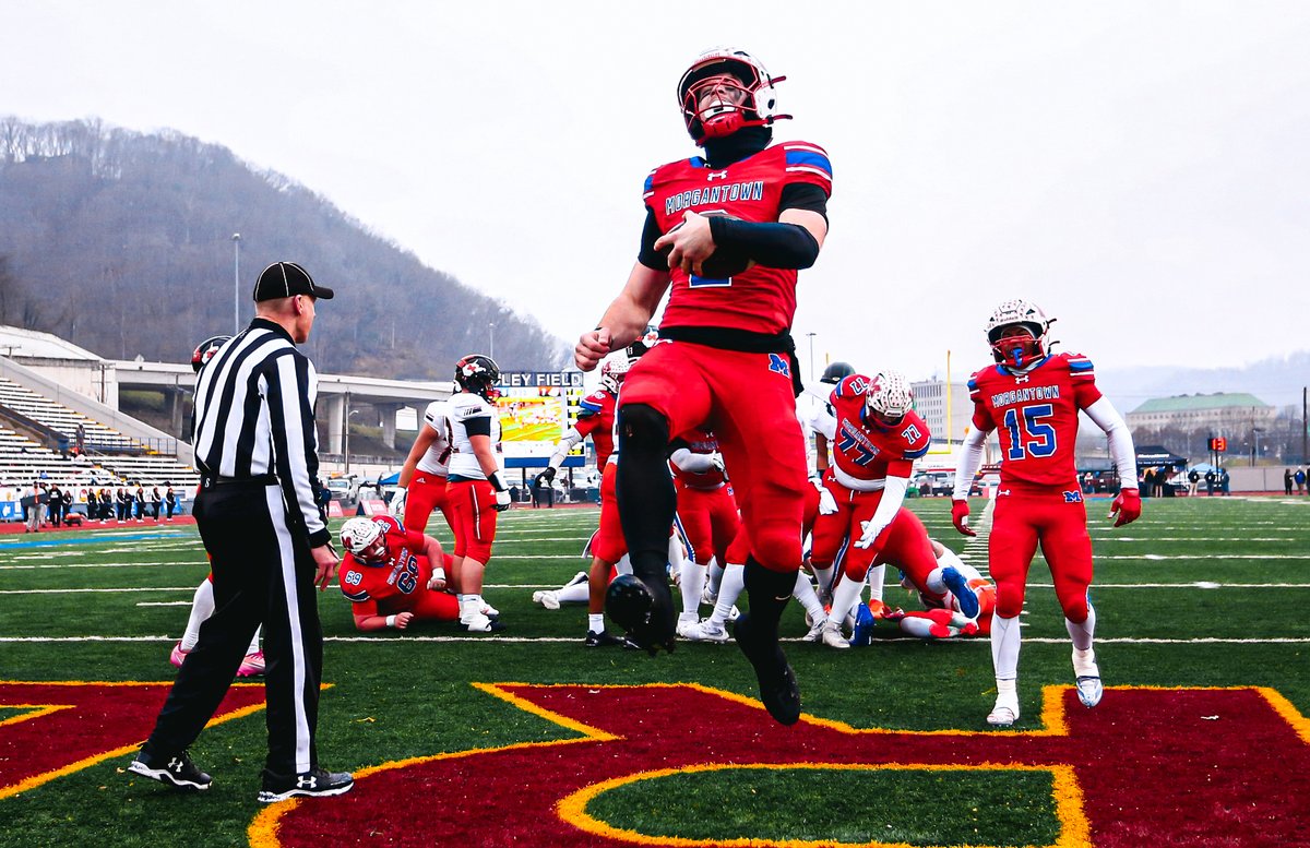 MetroNewsSports's tweet image. Morgantown takes the bite out of Bulldogs, hangs on for 28-21 victory in Class AAAA title game:

wvmetronews.com/2025/12/05/mor…

#wvprepfb