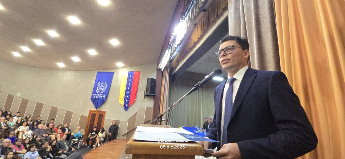 leoperiodista's tweet photo. #05Dic...La #Apula celebra el tradicional acto del Día del Profesor Universitario con la entrega reconocimientos por años de servicio a profesores de la #ULA. Dicho acto se realiza en el auditorio del Colegio de Médicos https://t.co/MTCsi7aDYw