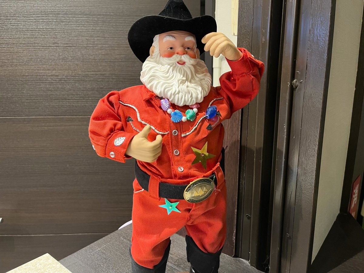 12月6日は「聖ニコラウスの日」。
サンタクロースのモデルになった人物だそうです。
ホテルも12月に入り、クリスマス装飾を始めました。
こちらはホテルのフロントにいるサンタさん。
……ちょっとファンキーです😄
＃岩手　＃陸前高田