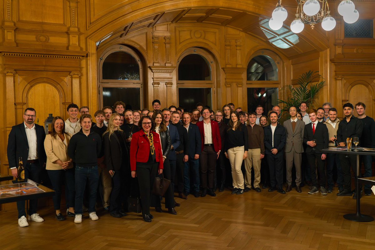 „Weil doch die Freiheit am schönsten ist, wenn man sie hat, als wenn man ihr hinterher trauern muss, weil man sie verloren hat.“
 
Mit diesen Worten eröffnete unser Präsident <a href="/steinmann_jason/">Jason Steinmann</a> das diesjährige Adventsapéro im Bundeshaus! 🎄