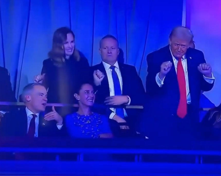 elalbertomedina's tweet photo. ¿Alguna vez imaginaste ver esto?

Sheinbaum y Carney junto a Trump... mientras él hace su famoso "baile" de YMCA en el sorteo del #Mundial2026. https://t.co/zyale2AvaF
