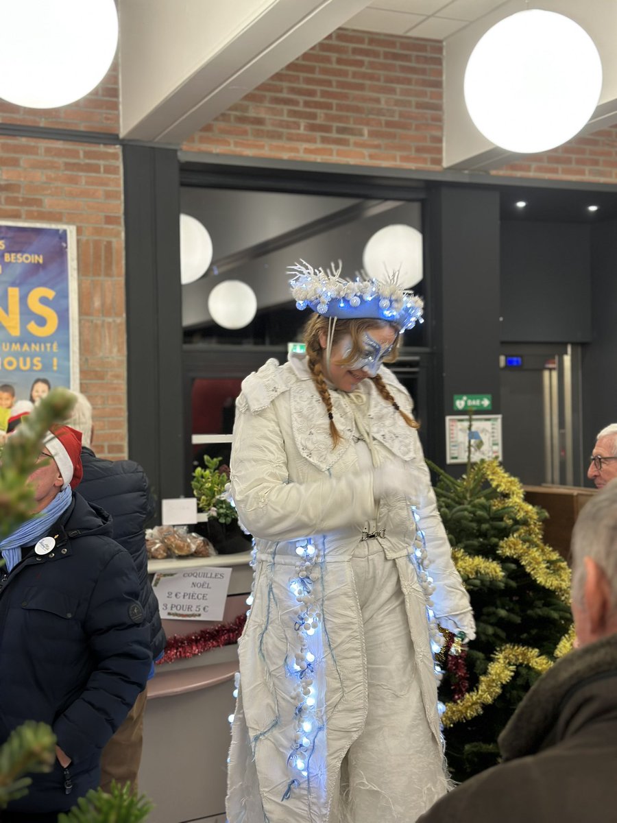 vcatteau_'s tweet photo. De passage aujourd’hui au marché de Noël de #Wattignies avec mon ami Alain. Une belle édition avec artisans, exposants, animations et l’incontournable village de chalets.
Toujours un plaisir d’aller à la rencontre des habitants dans cette ambiance festive !
#Circo5905 https://t.co/xafYRgg4xA