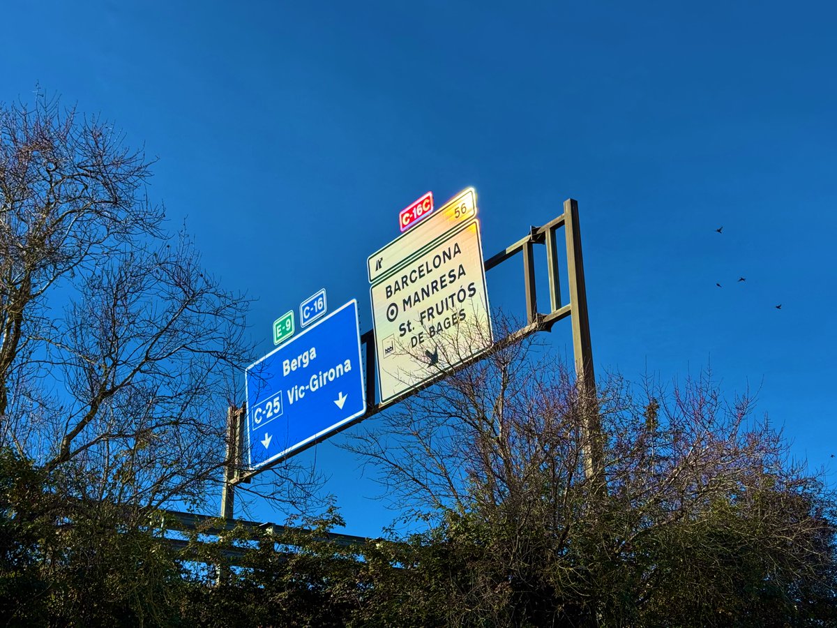 x_escribano's tweet photo. 🛣️ #AUTEMA renova la senyalització vertical d’orientació del tram #Terrassa - #Manresa.
Una magnífica notícia que avança el procés modernitzador de la C-16 #infraestructura viària concessionada i altament subvencionada.
Les noves senyals són + visibles i llegibles. Al·leluia! https://t.co/xBXYJhMdYb