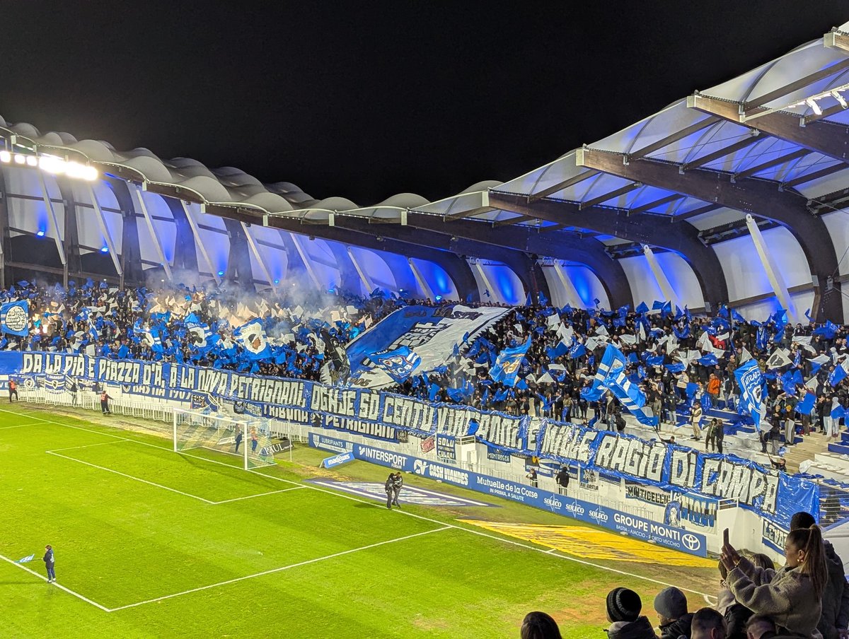 SpirituTurchinu's tweet photo. "Da la Pià è piazza d'À, à la nova Petrignani, oghje so centu vint'anni, è mille ragio di campà" 💙💙 #SCBRED #SCBastia https://t.co/Xk7EROZuS1