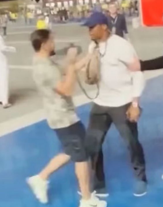 🚨🇨🇲

Samuel Etoo a été surpris en train d’agresser un journaliste. 

Ce dernier lui aurait demandé son avis sur le groupe du Cameroun.