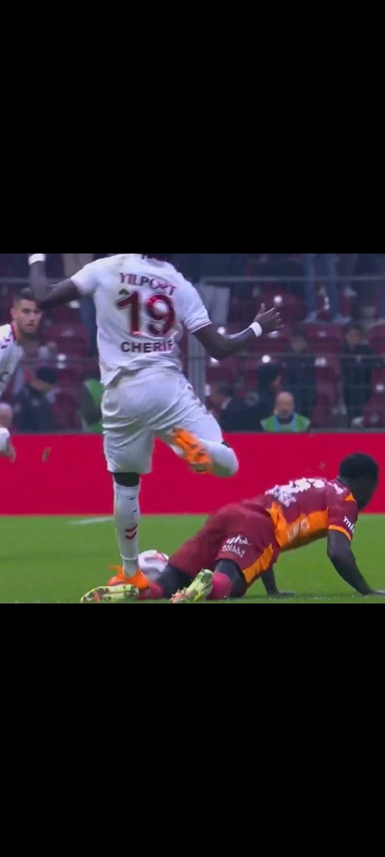 Bu pozisyona kırmızı verilmedi acilen var hakemine aksiyon alınması lazım. Yönetim uyuma !!