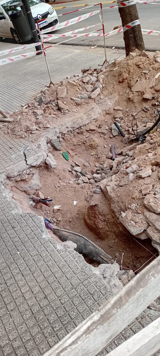 GastonDepa's tweet photo. @EpecOficial Las tejas dejaron todos los cables cortados y se fueron https://t.co/HRlW7ybjfL