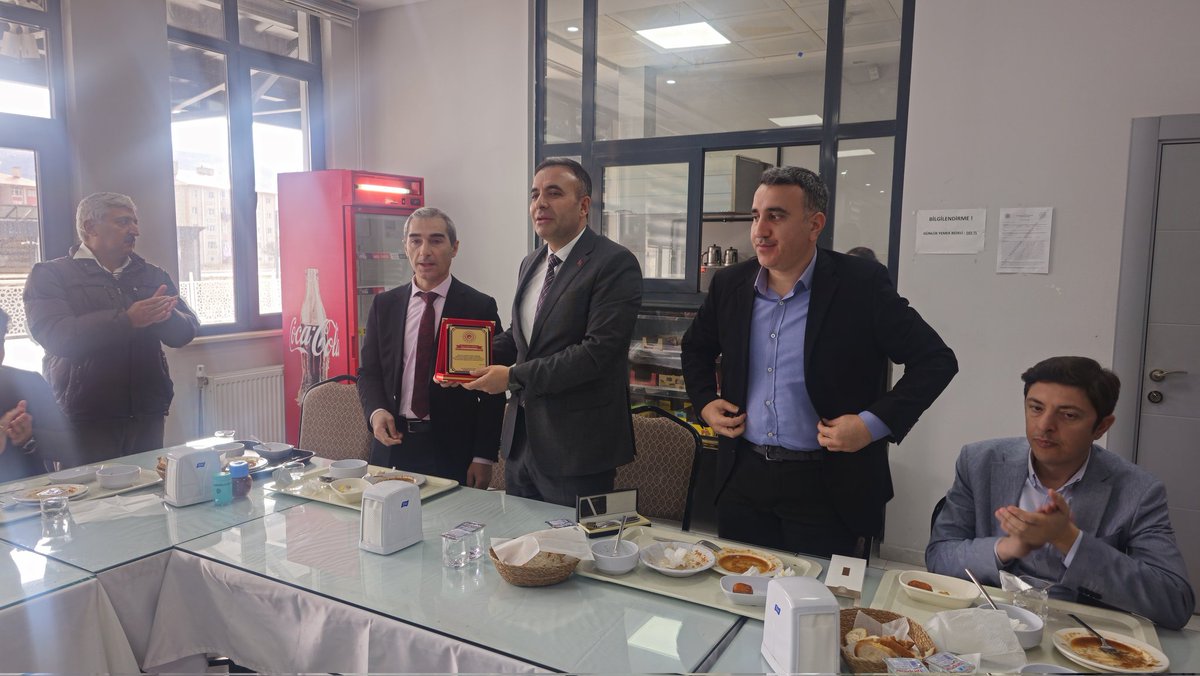 bitlis_csb's tweet photo. İl müdürümüz  Adem Ekinci’nin Bakanlığımız  Tabiat Varlıklarını Koruma Genel Müdürlüğü emrine görevlendirilmesi münasebeti ile  müdürlüğümüzde veda proğramı düzenlendi.
@csbgovtr
@ahmetkarakaya37 
@AdemEkinci63 https://t.co/J2wNv8LBn4