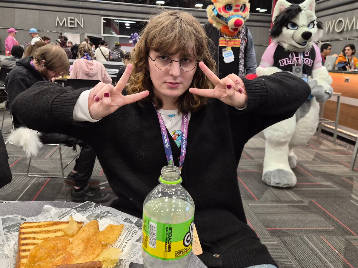 im at mff if anybody wanna come say hi

-vivi