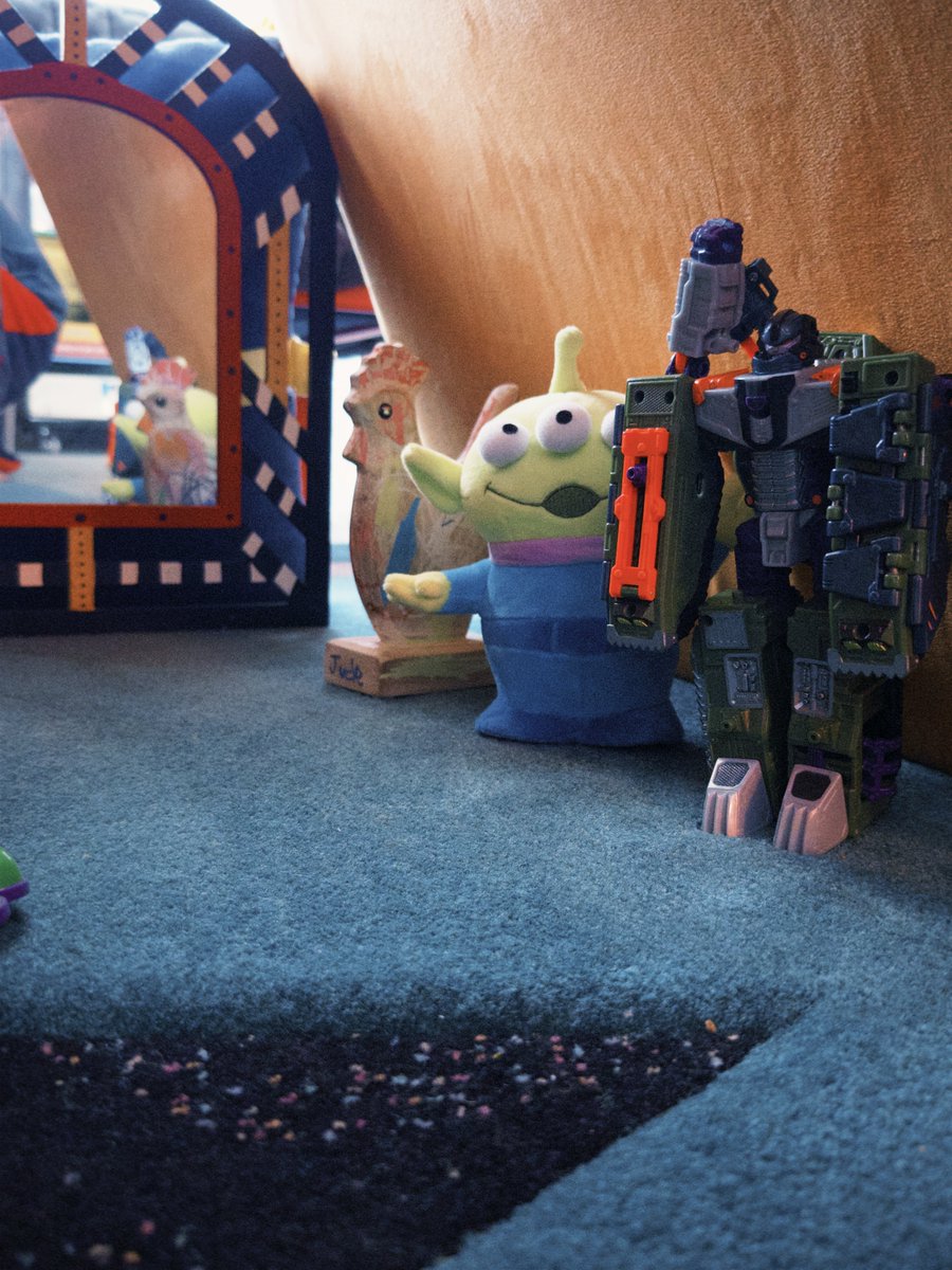 助助帮自己和妹妹在圣诞树下建了个营地，太温馨了。