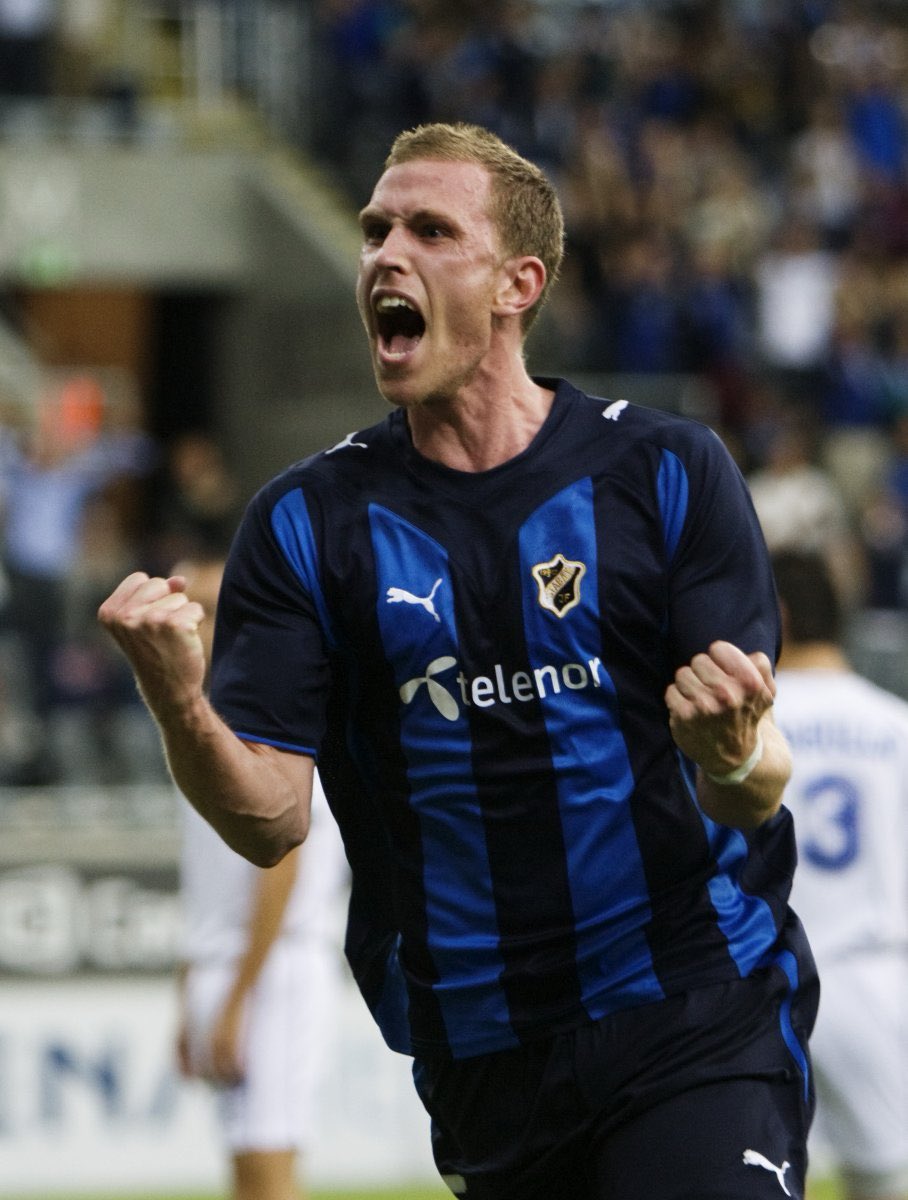 kikkertsvingen's tweet image. Luke 5 - Pontus Segerström

3 sesonger, 3 medaljer, 64 kamper og 6 mål. En bauta i forsvaret som skrev inn navnet sitt med gullskrift både for den spilleren han var, men også personen Pontus. 

Han forlot dessverre verden og oss så altfor tidlig i 2014, men vi husker deg! 

💪💙