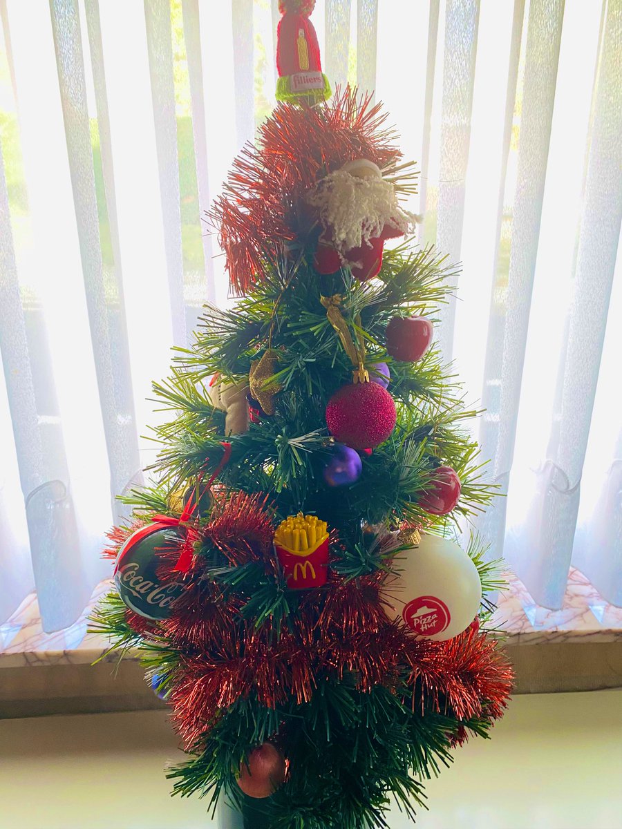 amsterdamsblauw's tweet photo. Geen mastodont van een kerstboom, because less is more π€©ππ #fastfoodtree #needmoreballs #mcdonalds #cocacola #filliers #pizzahut https://t.co/PbXigH6daW