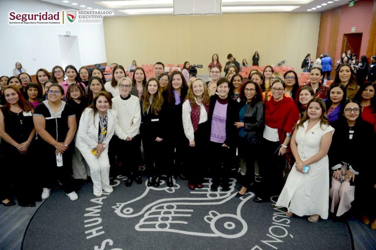 SESNSP's tweet photo. En el marco de los #16DíasDeActivismo, el #SESNSP participó en el Encuentro Nacional de Centros de Justicia para las Mujeres, donde se reiteró la importancia de contar con instituciones sólidas, coordinación efectiva y resultados medibles, para garantizar el acceso a la justicia de las mujeres. ✨👩🏻‍⚖️

Durante el encuentro se anunció la actualización del modelo nacional de certificación de los CJM, que se construirá de forma conjunta con instituciones clave para robustecer estándares, indicadores y mecanismos de evaluación. 🤝📋

Se destacó que estará alineado la nueva Política Nacional de Acreditación y Certificación derivada de la reforma a la Ley General del Sistema Nacional de Seguridad Pública, para mejorar atención, coordinación y resultados en todo el país. 🇲🇽

La seguridad, la erradicación de la violencia y la justicia para las mujeres es prioridad nacional. 💜🧡

#EsTiempodeMujeresLibresdeViolencia #NoEsNormalEsViolencia #ConstruyendoLaPaz