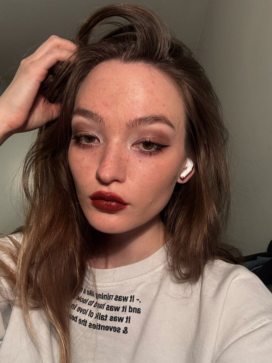 давайте сюда ваше селфи и какой- нибудь факт, который не соответствует вашей внешности

я работаю 5/2 на заводе по 9 часов, да, коробки по 12 кг таскала тоже