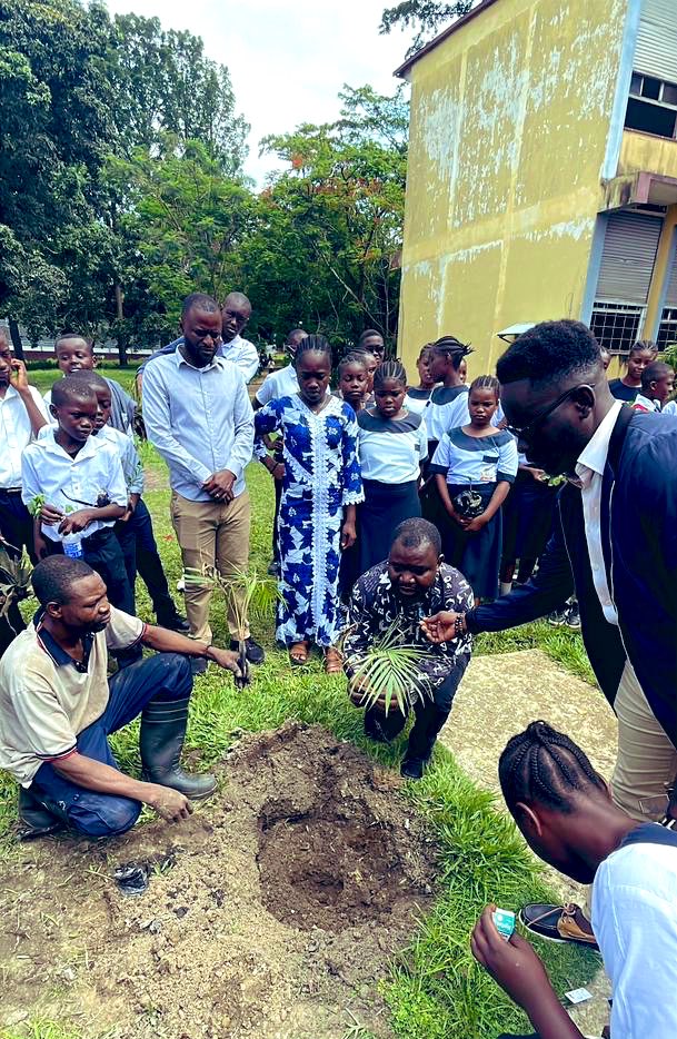 JesuitesACE's tweet photo. “La sauvegarde de la Création représente une véritable vocation pour chaque être humain, un engagement à accomplir dans la Création même, sans jamais oublier que nous sommes des créatures parmi les créatures, et non des créateurs.”
Pape Léon XIV
📸Journée de l’arbre -Coll. Kubama https://t.co/y3WjeqJU5e