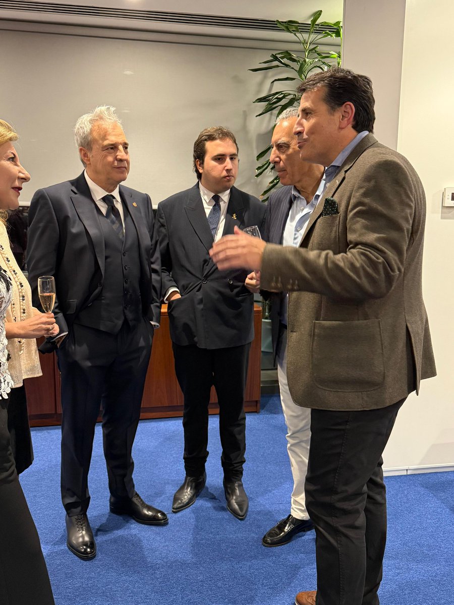 En la Fiesta de Navidad de <a href="/larazon_es/">La Razón</a> en #Madrid hemos brindado con Tantum Ergo Rosé de <a href="/HispanoSuizas/">Bodegas Hispano Suizas</a> 🥂 
   Enhorabuena a los artistas reconocidos este año: Pablo Aguado, Inés Domecq, <a href="/Leiva_Oficial/">Leiva Oficial</a> y <a href="/HombresG/">Hombres G Oficial</a>