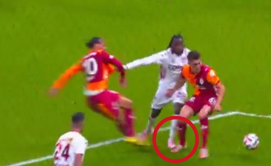 Eğer son dakikada VAR hakemi uyarsa ve penaltı verilip maç 3-3 bitse şu anda kanal kanal gezenler , TFF'yi acil toplantıya davet edenler ve futbol kamuoyu şu 2 pozisyonu görmezden gelecek biz de yine sinir krizi geçirecektik.
Hayır, bu gece sıra sizde , şimdi siz KUDURUN !!!