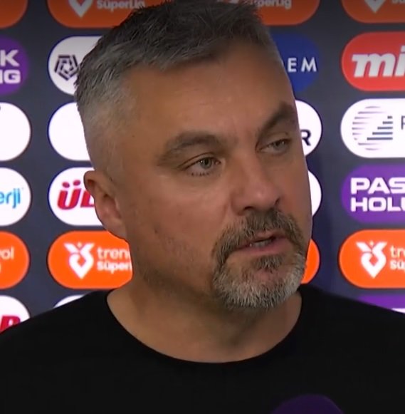 Samsunspor teknik direktörü Thomas Reis: "Televizyonda beIN SPORTS'u uzunca süre izledim, penaltı pozisyonu konuşulmuyor. Skandal bir karar verilmiş olmasına rağmen stüdyoda neden konuşulmadığını anlamış değilim. Skandal bir karar verildi. Bu gece bir skandal yaşandı!"