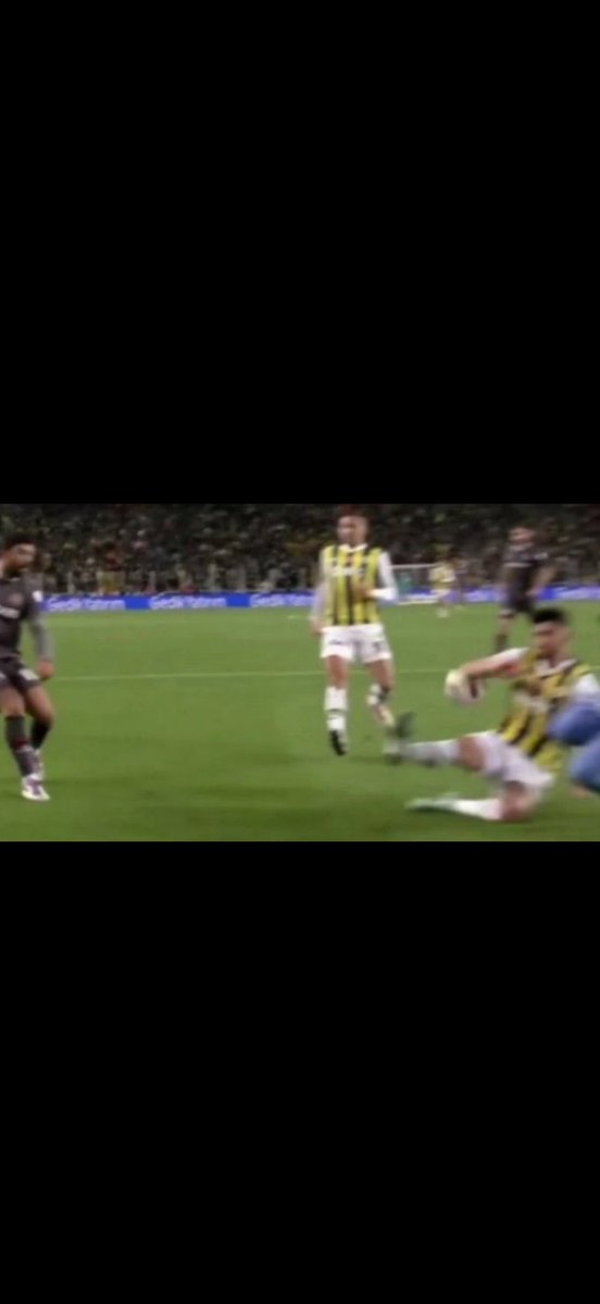 MuhammerAyvaz2's tweet photo. Zamanın da buna penaltı değil diyenler le kazım canın aynı pozisyon daki hareketi aynı el doğal konum da oyna devam ağlayabilirsiniz 😌😌 https://t.co/dBrqIB83Mn