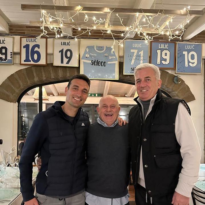 Lionel Scaloni junto a Vladimir Petković, actual entrenador de la selección de Argelia, en febrero de 2023 en el restaurante Le Due Lune de Roma. Petković fue su DT en la Lazio de Italia durante la primera mitad de la temporada 2012/13.