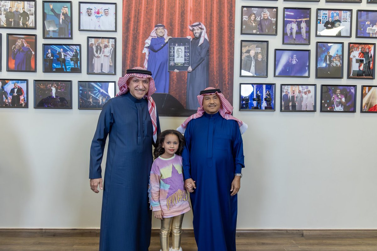 RotanaLive's tweet image. خلف الكواليس و قبل صعود فنان العرب #محمد_عبده المسرح تقديم هدية من قبل @HonorKSA ♥️🎤

#موسم_الرياض 
#روتانا_لايف 

@Turki_alalshikh 
@Mohammed_Abdu 
@RiyadhSeason 
@Mabdoarena 
@EmiratesNBD_KSA