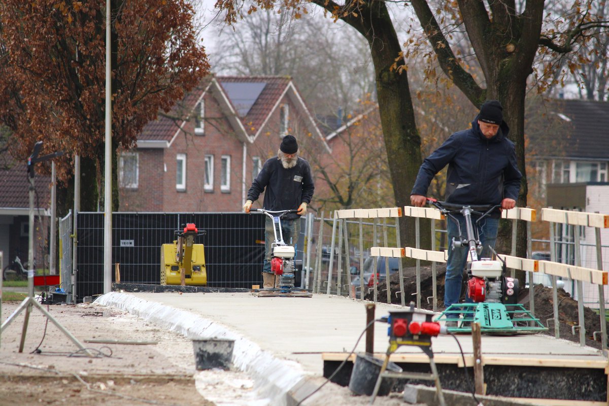 De schampkanten van Reggebrug Kerkstraat zijn gestort.
De werkzaamheden aan de Reggebrug aan de Kerkstraat vorderen gestaag. Vanmorgen werd al vroeg begonnen met storten m.b.v een Nijwa pomp en een team  vakmensen.