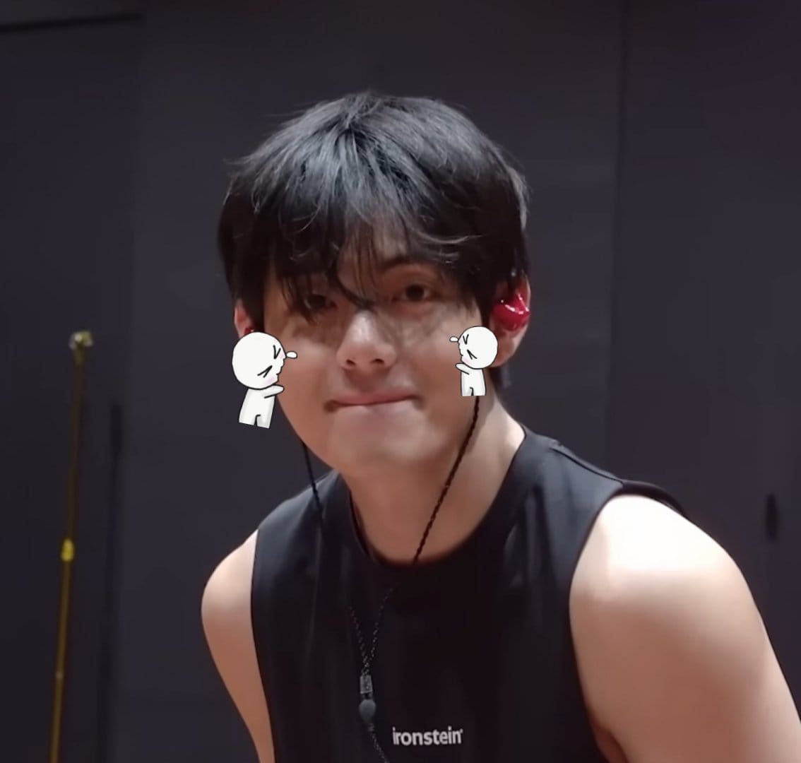 softluminance's tweet image. My little bread cheeked kitty 🥹