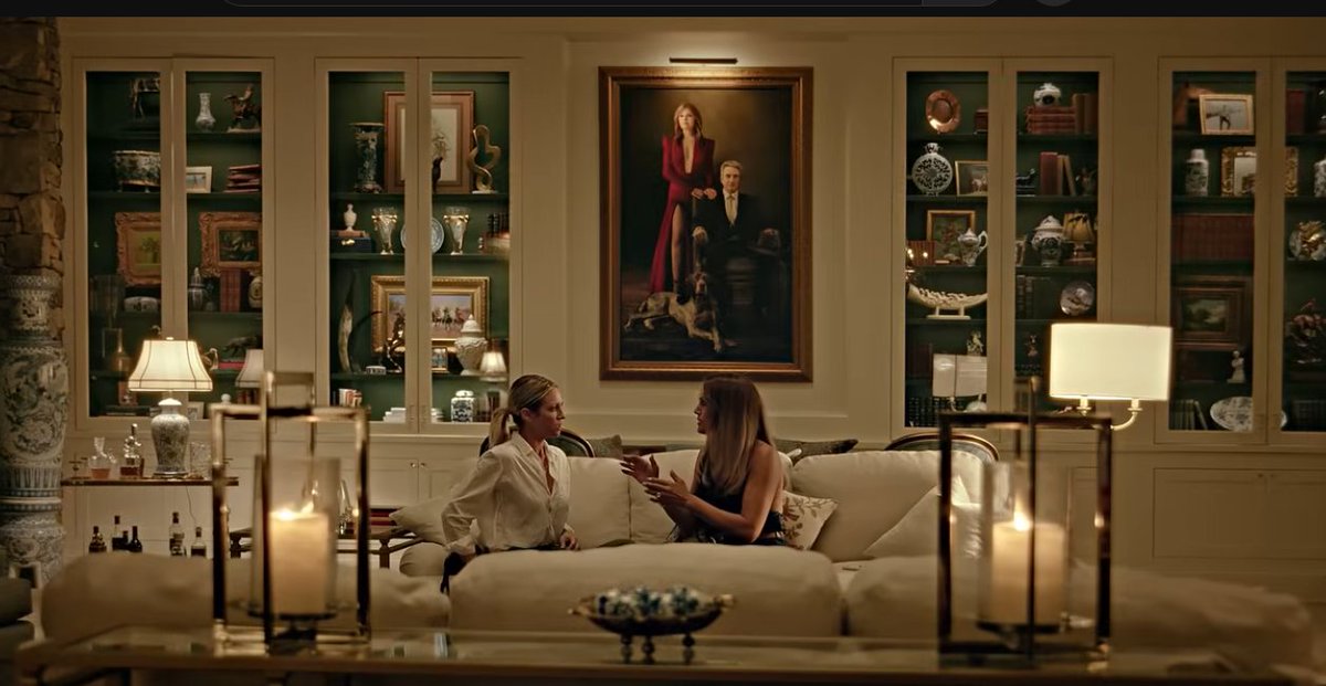 Look at my 2 beautiful broken lovebirds 💞
Behind them the hilarious pompous family portrait   
I never noticed the painting before, it's sooo Jed😀 Margo is standing in a red dress like the Queen she is, a wounded queen inside❤️  
#Margophie 💗 (+Jack, family portrait soon)