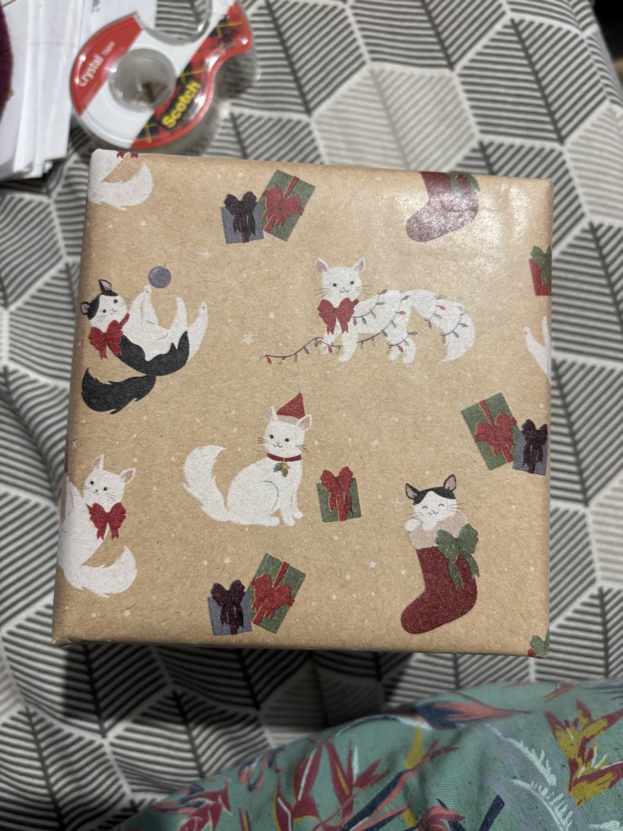 Regardez le papier cadeau que j’ai choisi cette année, je suis trop fan 🥺❤️