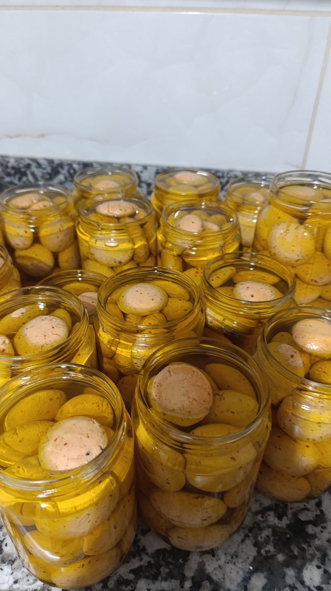 Saf doğal zeytinyağı ile kavanozlara koyduğumuz sürk çökeleklerimiz hazır.