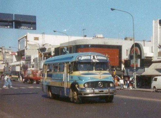 Este colectivito 1 que hacía Primera Junta - Morón se fabrico en el mismo año que los aviones que compro Milei.