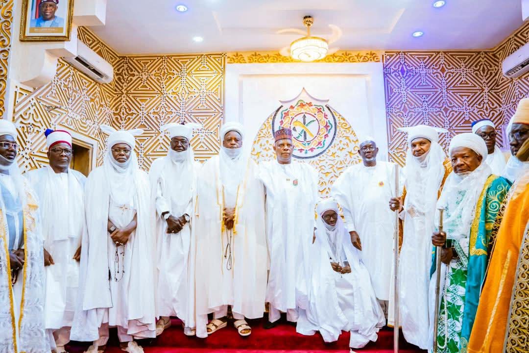 Hadejia_Emirate's tweet photo. Mai Martaba Sarkin Hadejia, Alhaji Dr. Adamu Abubakar Maje, CON, ya halarci bikin cikar shekaru 45 na Mai Martaba Sarkin Gumel, Dr. Ahmad Muhammed Sani II, a gadon sarautar tare da kaddamar da Sabon Masallacin Juma’a na Gumel da ke Karamar Hukumar Gumel a Jihar Jigawa. https://t.co/V3kclWnsaA