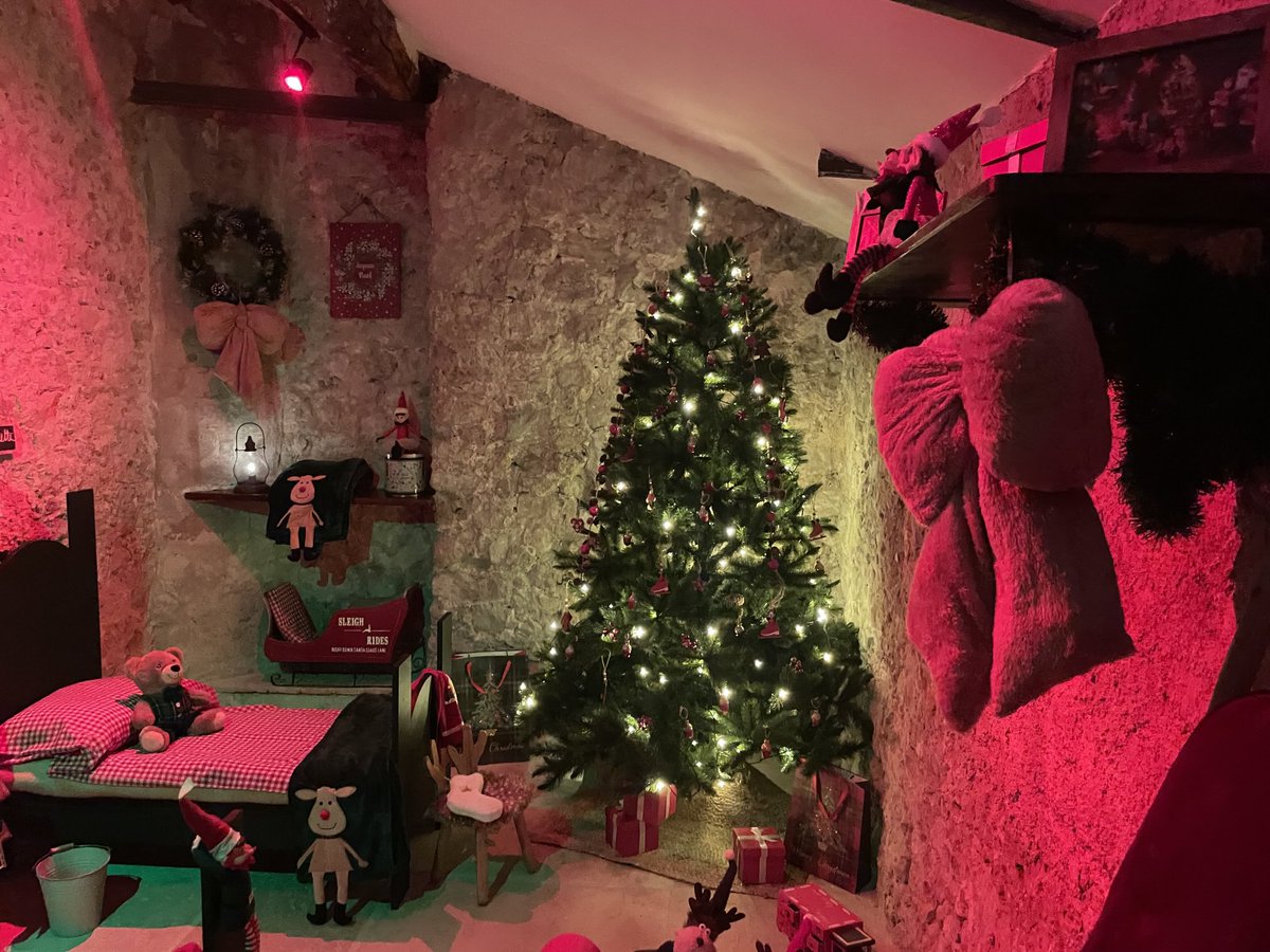 Bregeaut_1185's tweet photo. Présent Place des Patriotes au village de #Mougins pour l’ouverture des festivités de Noël. Ouverture de la crèche au Lavoir et de la Maison de Père noël sans oublier le vin et le chocolat chauds à volonté. En attendant feux d’artifice, nous avons eu un concert de Gospel . https://t.co/GhAX1lu3Nt