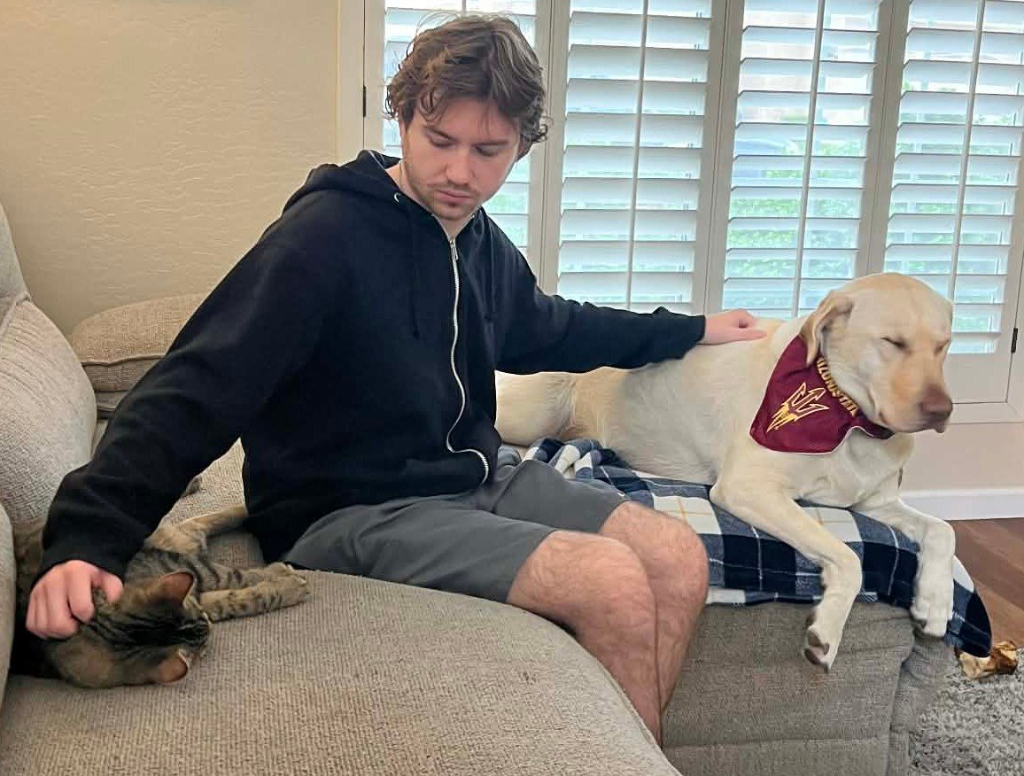 SWMaybelline's tweet photo. https://t.co/PcliAgKj3K
Leo the Lab Report:
Dad visits from college and gives Ziggy and me some love. We work hard to watch for intruders and protect the family while he’s away. It’s emotional for me when he leaves. I love him so much.
#CollegeStudent #GuardDog #GuardKitty #WorkLife #WeekendVibes