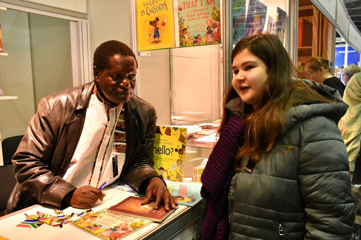 SportArtsCultur's tweet image. Day 2 | Moscow International Book Fair
South African authors are proudly showcasing their work alongside writers from around the world, promoting a vibrant culture of reading and storytelling on the global stage. 🇿🇦📚 [1/3]

#MoscowBookFair #SAAuthors #InspiringANationOfWinners
