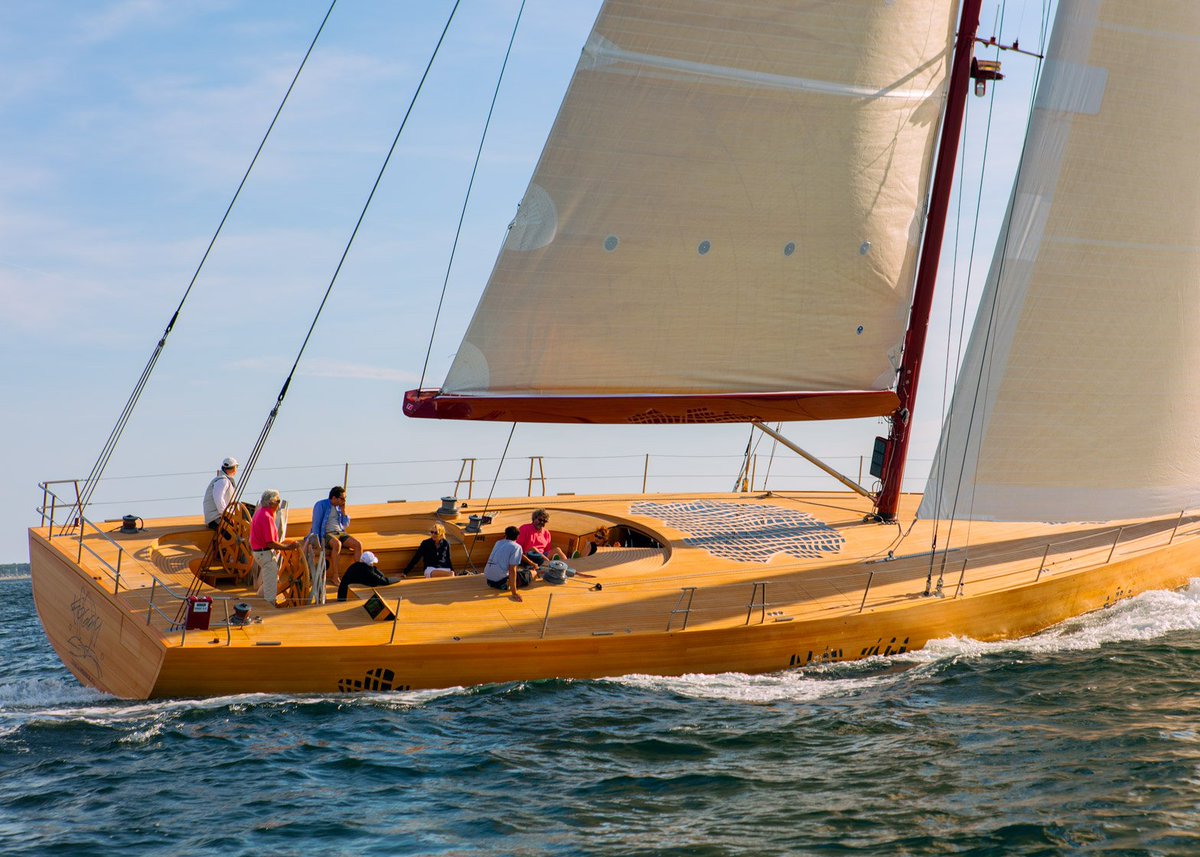 HardPressedN's tweet image. My favorite Frank Gehry project was the sailboat he designed. The sailplan could have been much more refined, but the hull and hardware are insane.