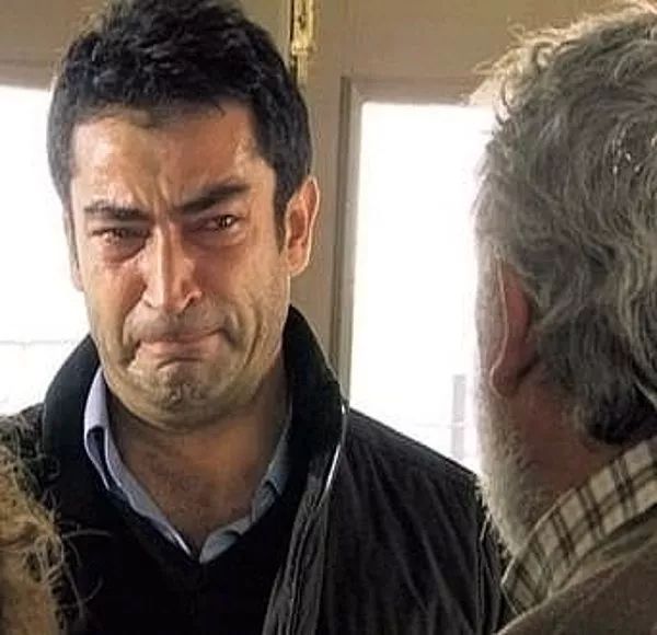 yeslthenoor's tweet photo. Birden tanrıdan diledim fonuyla 
" nasipse gelir yemenden
 nasip değilse ne gelir elden " 
gönderisini gördün , evde herkes uyuyor şarkıyı açtın ve dinliyorsun 
Anlık ; https://t.co/DTpLC6Gw09