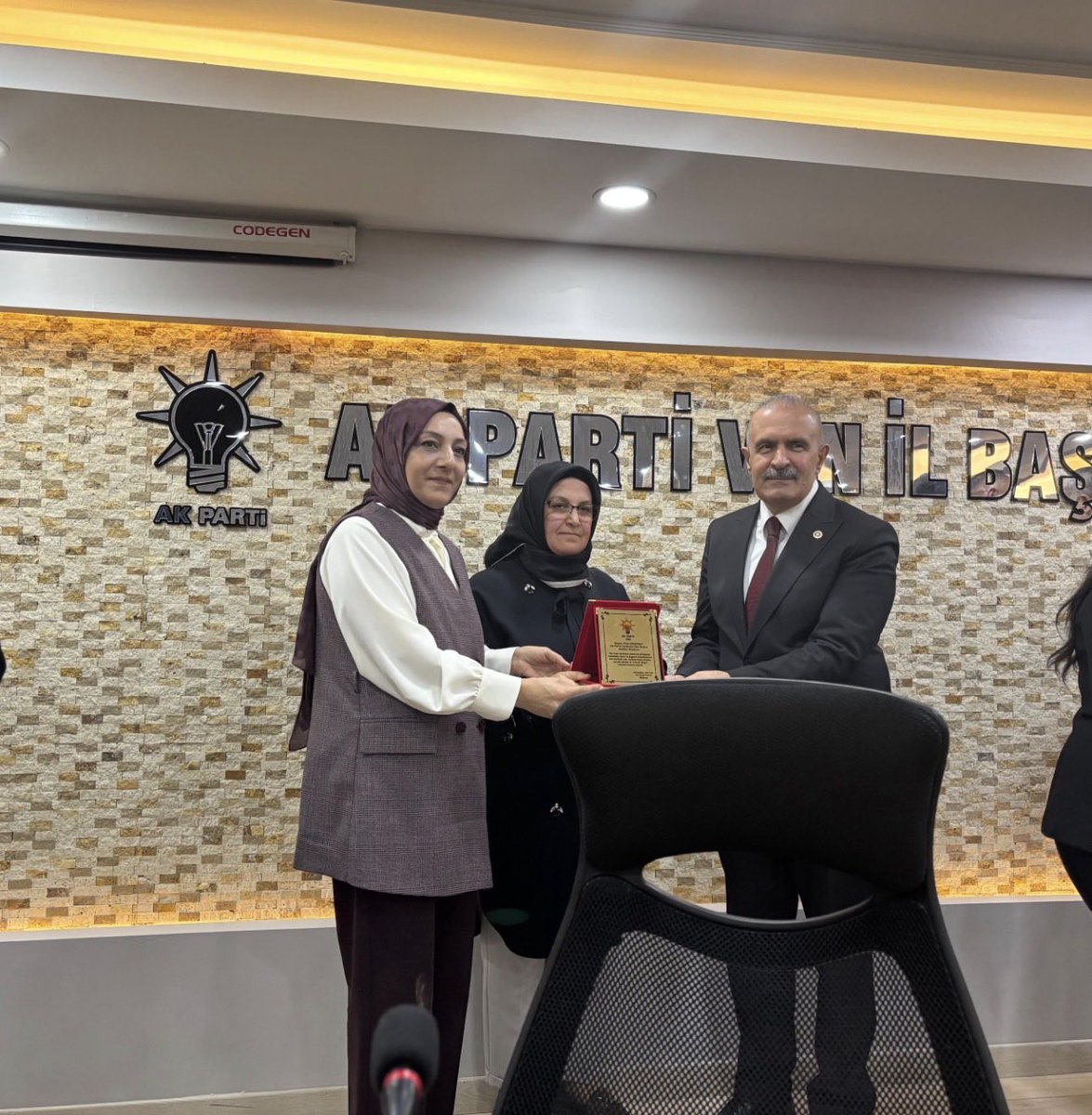 Emek, Özveri ve Başarı
Bitti denildiği yerde başarıya giden yolun başlangıcı Hikayenin kahramanı BİRİNCİLİK plaketini alan sevgili eşim <a href="/FilizCinarbay/">Filiz Çınarbay🟢🇹🇷</a>’ı tebrik eder, başarıların daim olması dileğiyle <a href="/abuyukgumus/">Ahmet Büyükgümüş</a> <a href="/MustafaAlkayis/">Av. Mustafa Alkayış</a> <a href="/K_Turkmenoglu_V/">KAYHAN TÜRKMENOĞLU</a> <a href="/Burhan_Kayaturk/">Burhan Kayatürk</a> <a href="/ArvasAbdulahat/">Abdulahat Arvas</a>