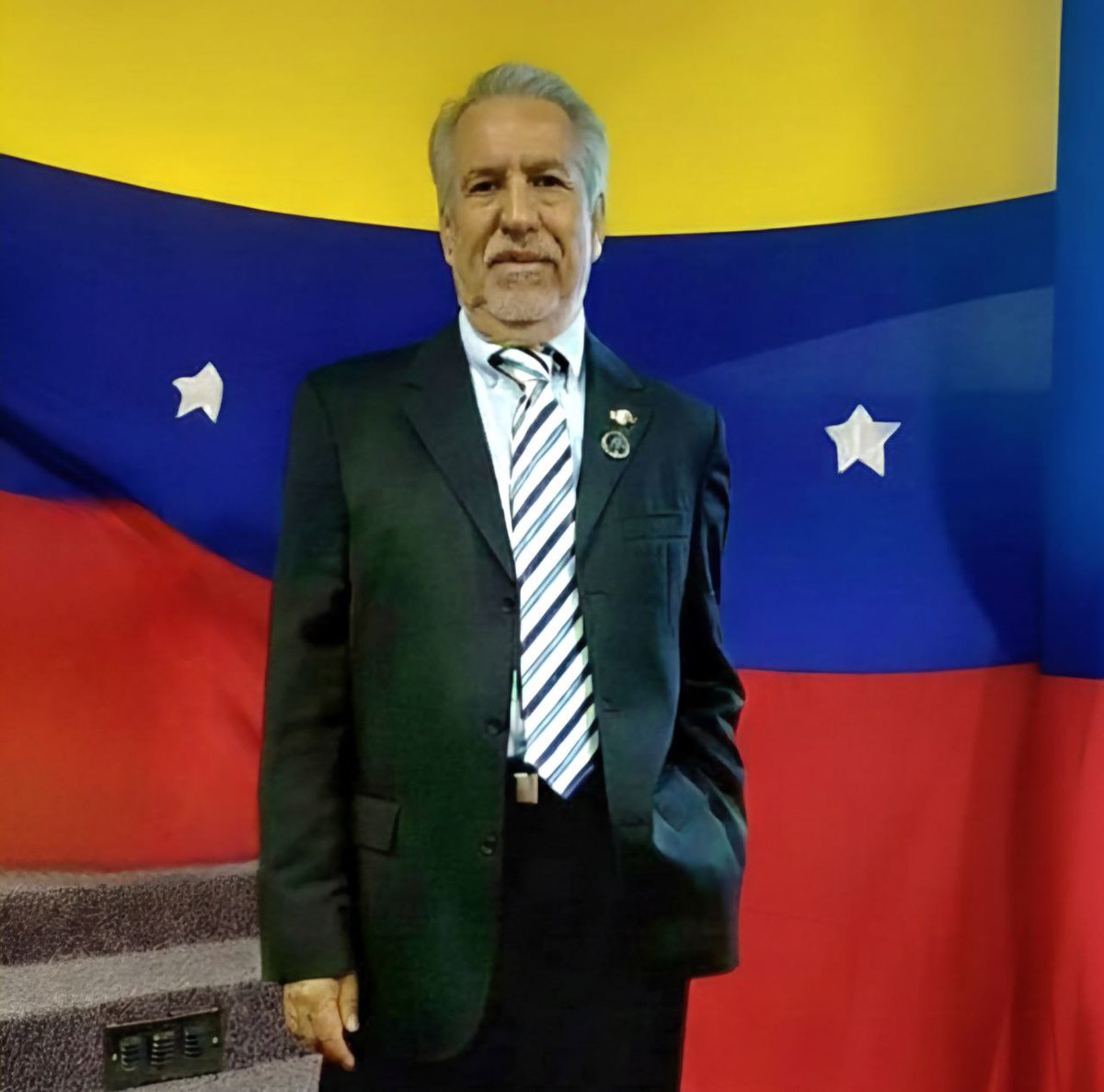 campusb's tweet photo. Felicidades a los profesores de la Universidad Simón Bolívar, quienes con pasión y entrega contribuyen en la formación de nuevos profesionales. 
¡Feliz Día del Profesor Universitario!
#prensausb #campusb #Usbve https://t.co/LJDJFUc3EZ